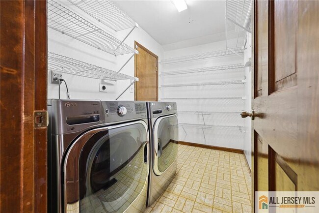 Building Photo - 153 Thoreau Dr