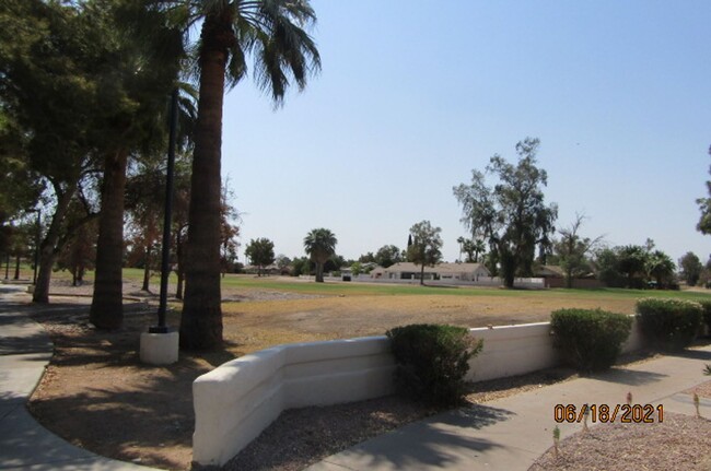 Building Photo - 2 bed 2 bath condo on Golf Course.