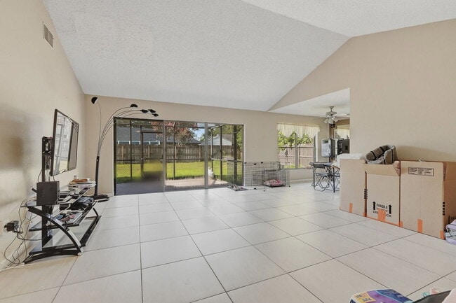 Building Photo - 15846 Country Lake Dr
