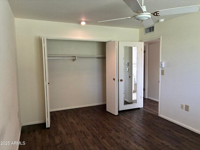 Building Photo - 10120 W Kingswood Cir