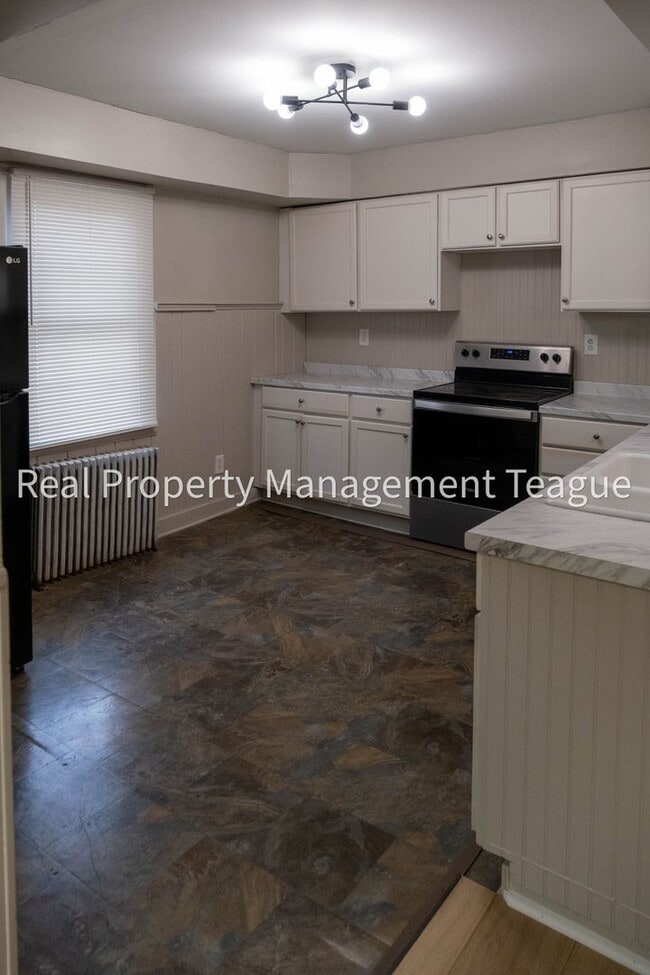 Building Photo - 1 S Main St