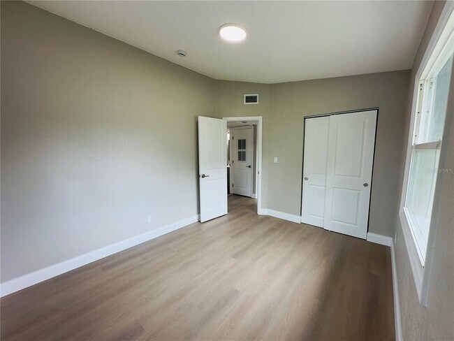 Building Photo - 3235 Oakley Ave S