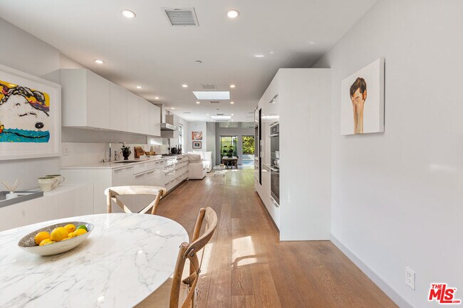 Building Photo - 329 Westbourne Dr