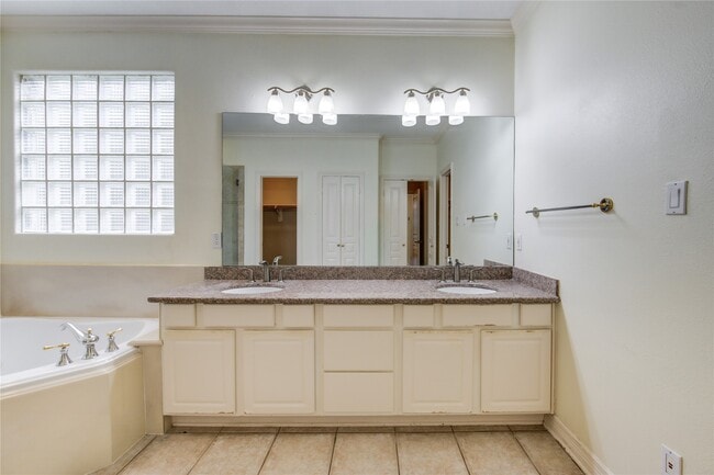Building Photo - 2915 Monet Dr