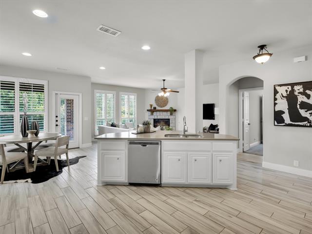 Building Photo - 310 Hawthorn Dr