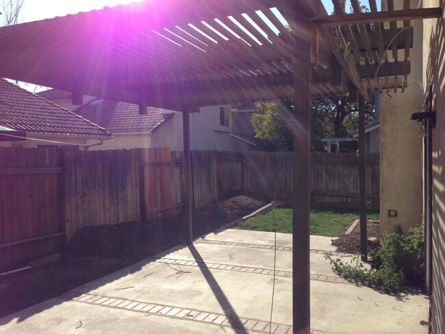 Building Photo - SW Bakersfield home!