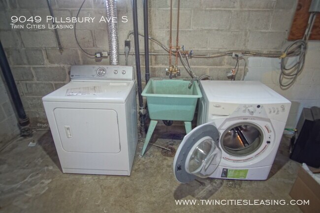 Building Photo - 3 Bedrooms Top Level w/ Full Bath - 2 Car ...