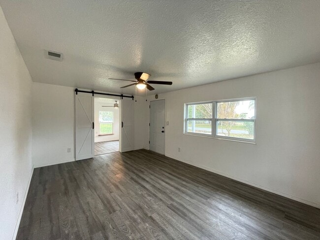 Building Photo - Newly Renovated 2/1 Duplex in Lake Helen FL!