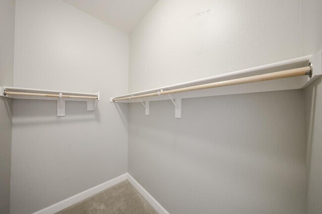 Building Photo - 1424 E Pedro Rd