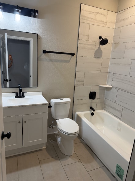 Building Photo - 1915 Phoenix Ave