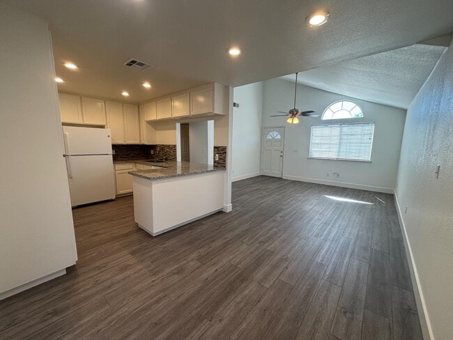 Building Photo - 5754 W Tenaya Ave