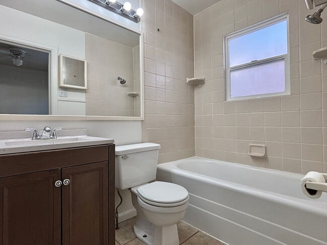 Building Photo - 454 F St