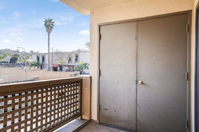 Building Photo - Beautiful 2 Bedroom 2 Bathroom Condo in La...