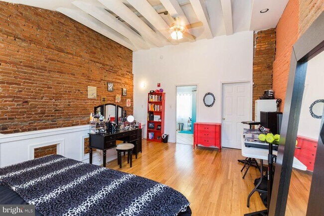 Building Photo - 535 E Girard Ave
