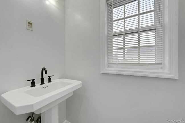 Building Photo - 115 Halstead Ave