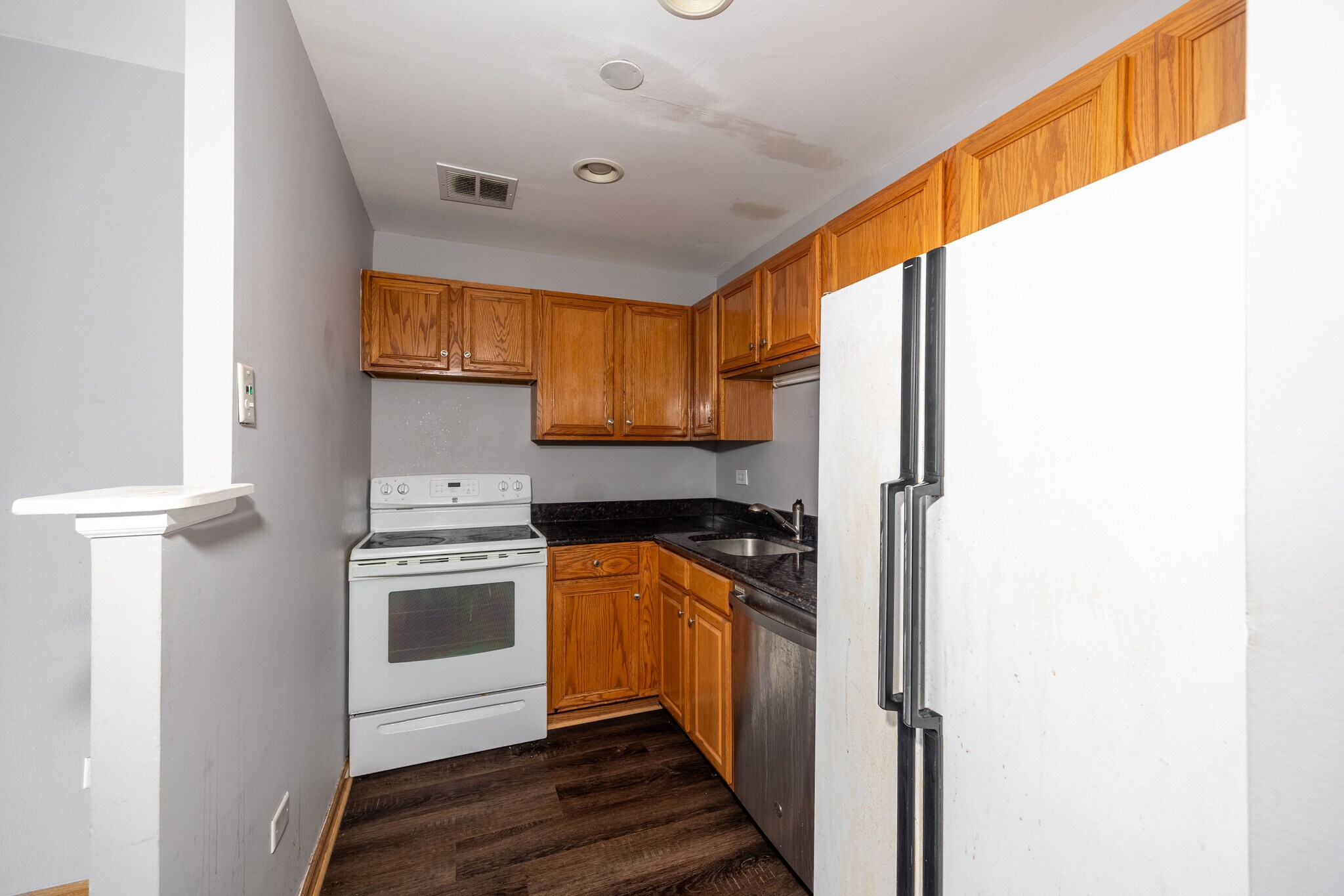 Building Photo - 607 W Wrightwood Ave