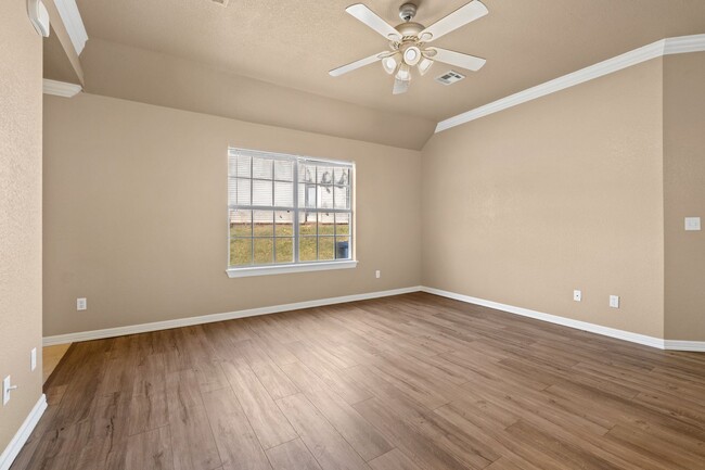 Building Photo - Updated Duplex in a perfect location!