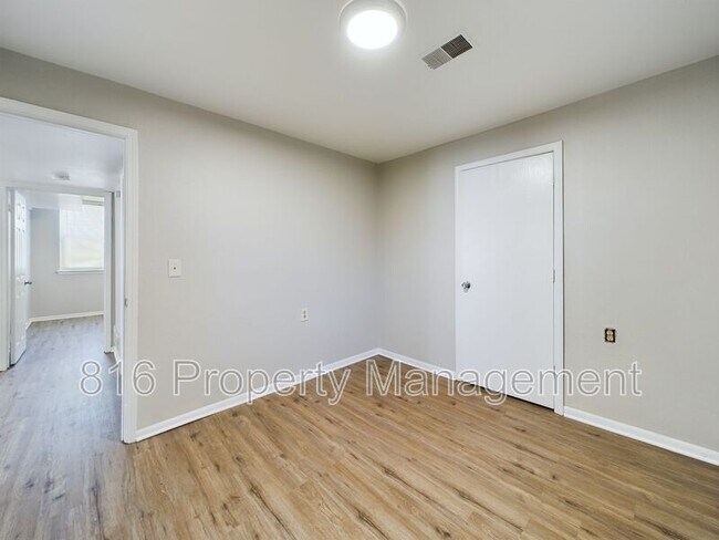 Building Photo - 5722 Norton Ave