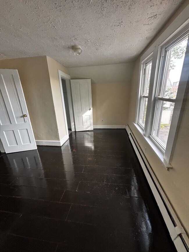 Building Photo - 37 Hotchkiss St