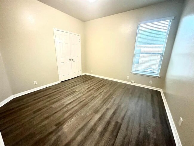 Building Photo - 2404 Allred Dr