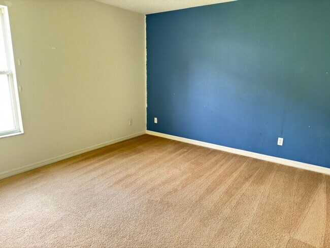 Building Photo - Call Ed for showings (352) 217-0284