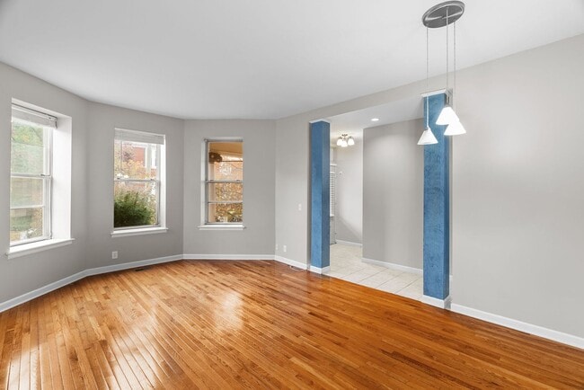 Building Photo - Modern Spacious  2 Bed  and 1.5  Bath Cond...