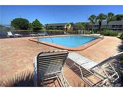 Building Photo - 200 Country Club Dr