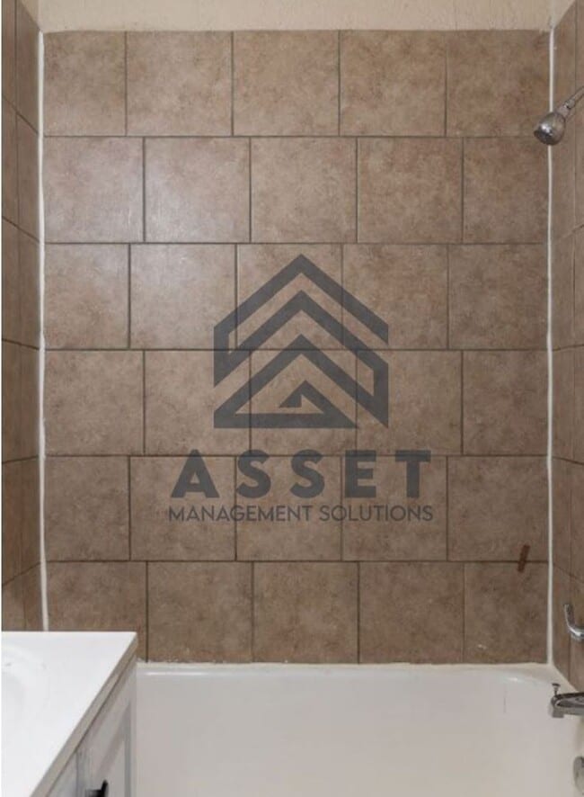 Building Photo - 4 Bedroom House Available now in OKC