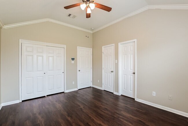 Building Photo - 4018 Falvel Shadow Creek Dr