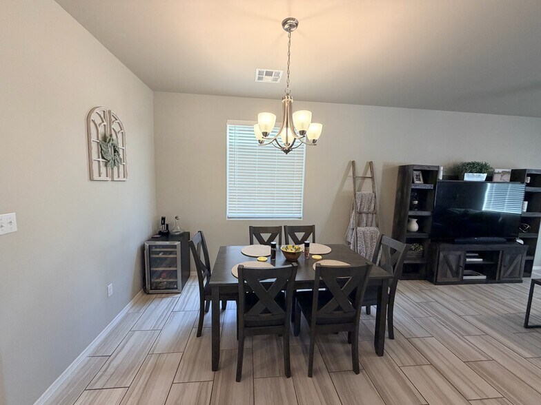 Building Photo - 1418 Santa Thomas St