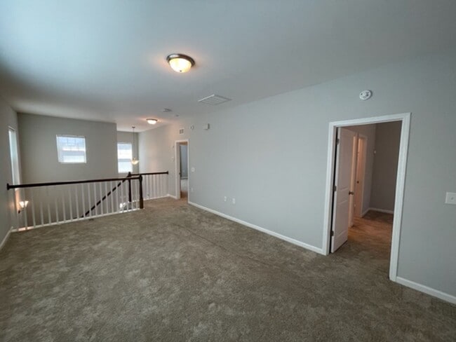 Building Photo - MOVE IN READY! Amazing end-unit townhome