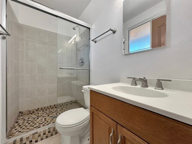 Building Photo - Charming 4BD/2BA House in San Carlos W/ W/...