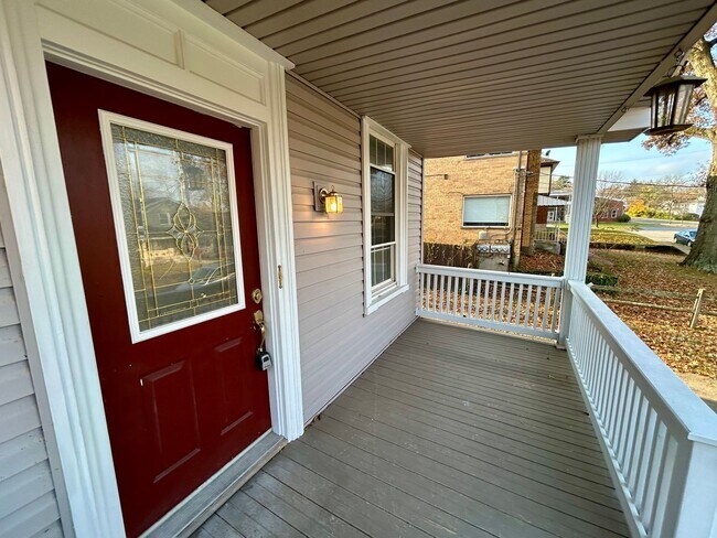 Building Photo - PLEASANT RIDGE - Huge Meticulous 2 bed 2 story home.  Fenced yard.