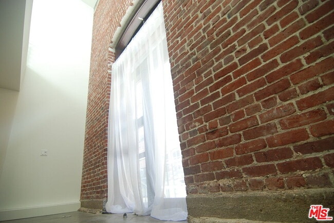 Building Photo - 940 E 2nd St