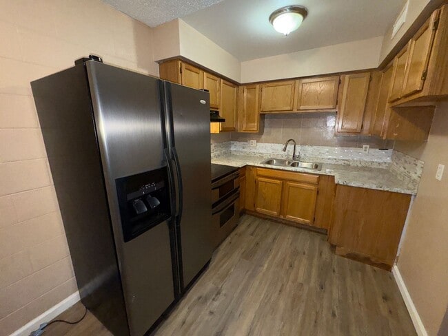 Building Photo - 1 Bedroom Condo close to UNLV & The Strip