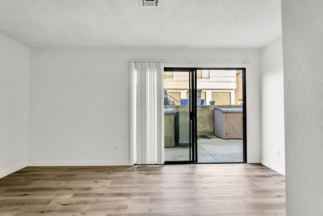 Building Photo - Great 3/2 in Crown Point!  Across from the street from bay access and available immediately!