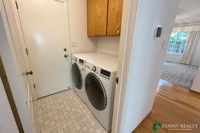 Building Photo - Stunning 3 Bedroom, 2 Bathroom Home in San Carlos