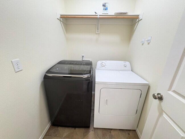 Building Photo - 1430 NE Glen Ellen Dr