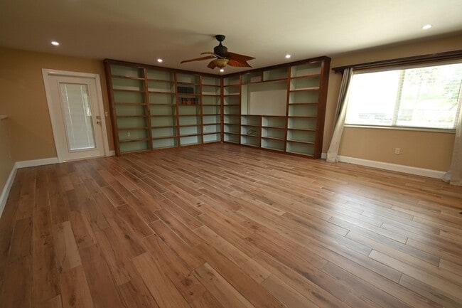 Building Photo - 985 Quail Run