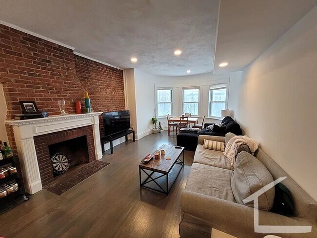 Building Photo - 1398 Beacon St