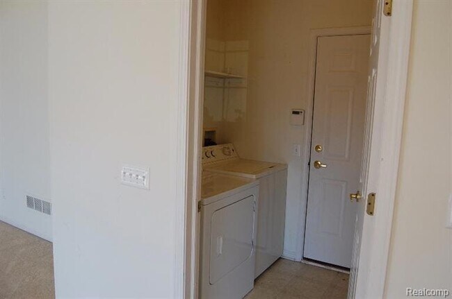 Building Photo - 6122 Cherrywood Dr