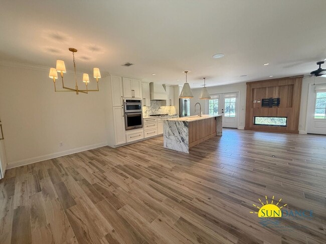 Building Photo - Exquisite Designer Home in Central Fort Walton Beach
