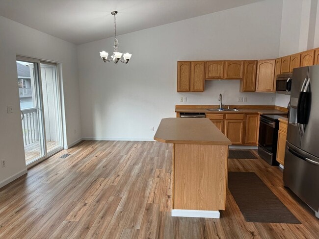 Building Photo - Beautifully updated 3 bed/2 bath townhome