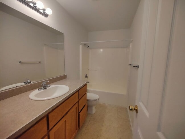 Building Photo - Spacious 3 bedroom 2.5 Bath Townhouse with...