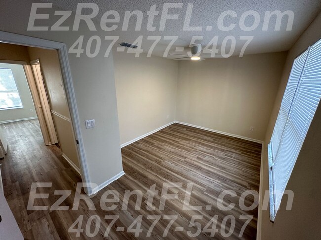 Building Photo - Newly Renovated 2/1.5 Townhouse in Winter ...