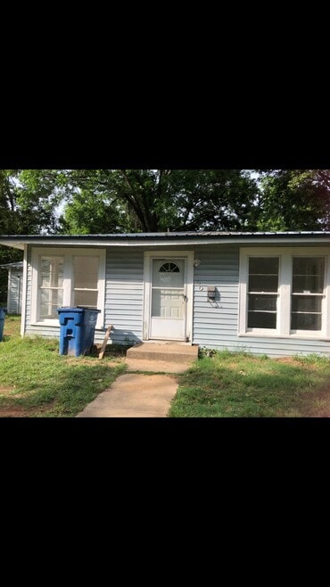 Building Photo - 830 Brookside Dr