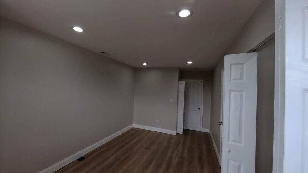 Bedroom - 4646 York Rd