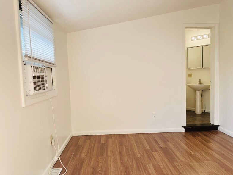 Building Photo - 1105 S Rogers St