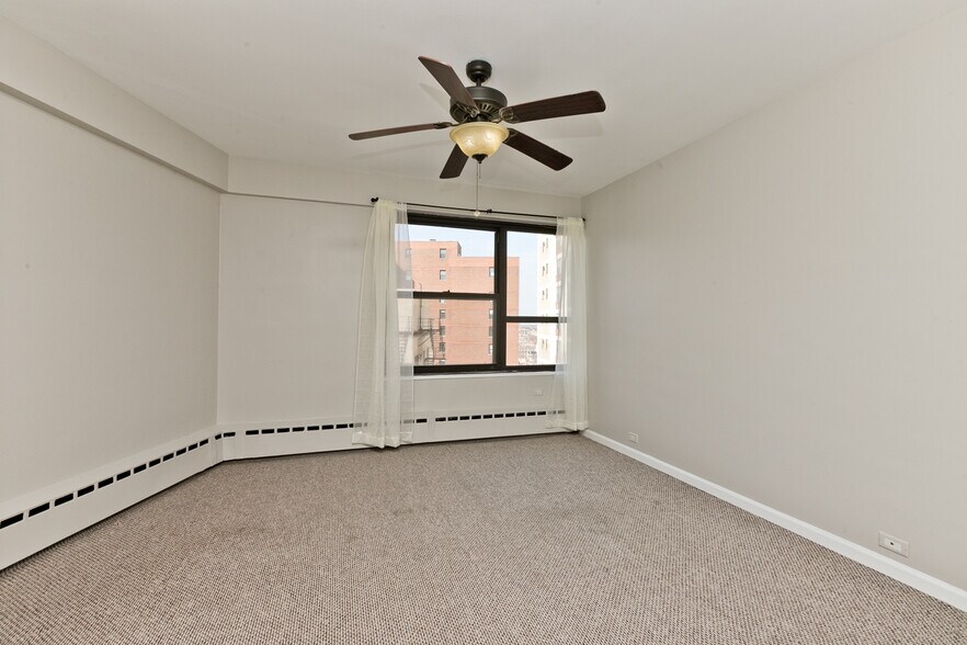 Building Photo - 3410 N Lake Shore Dr