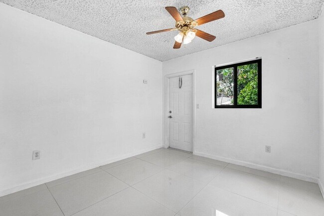 Building Photo - 899 NW 7th Dr